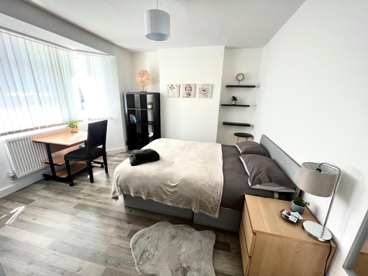 Modern Double Room With Fire Tv Лондон Экстерьер фото