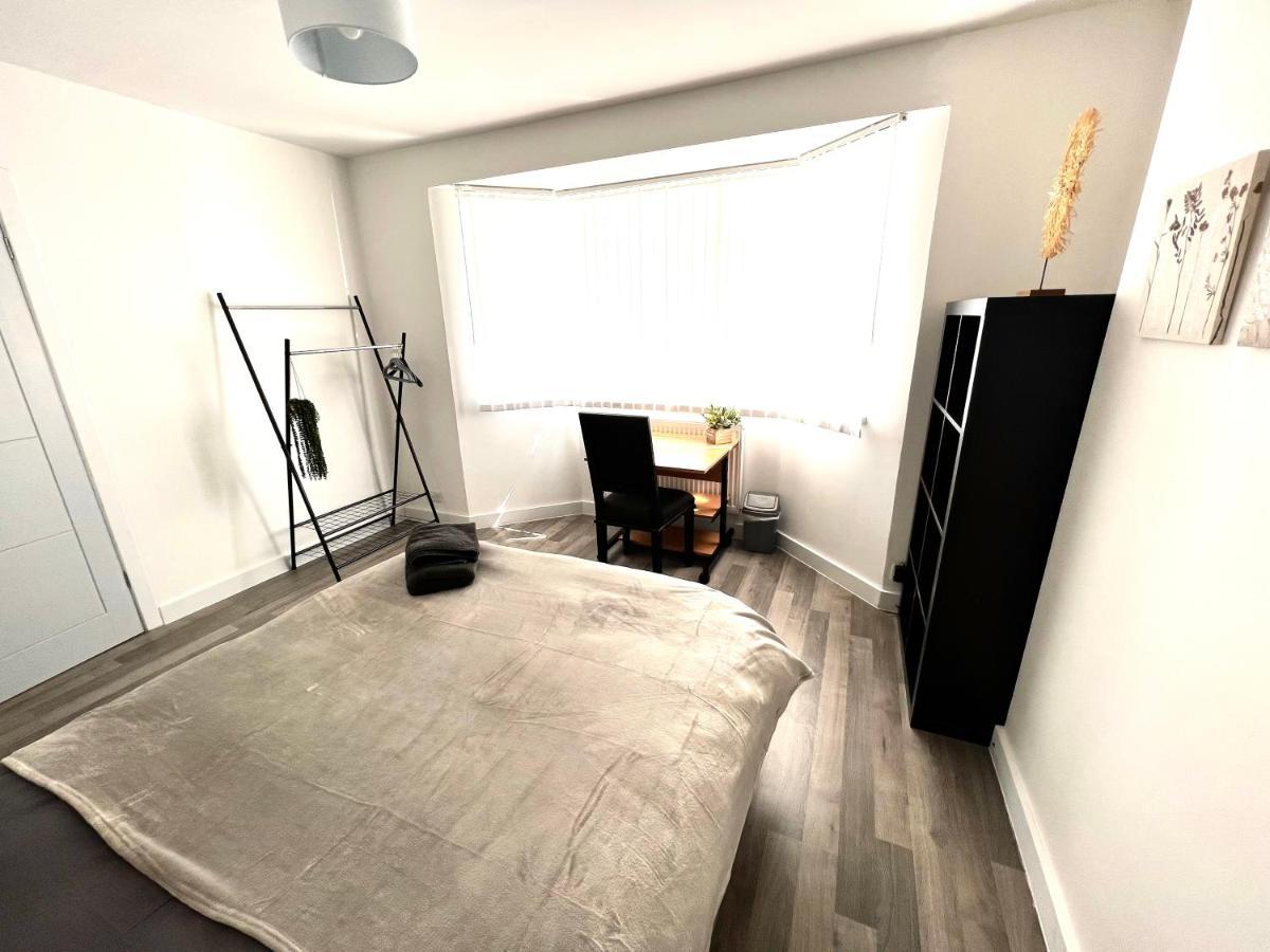 Modern Double Room With Fire Tv Лондон Экстерьер фото